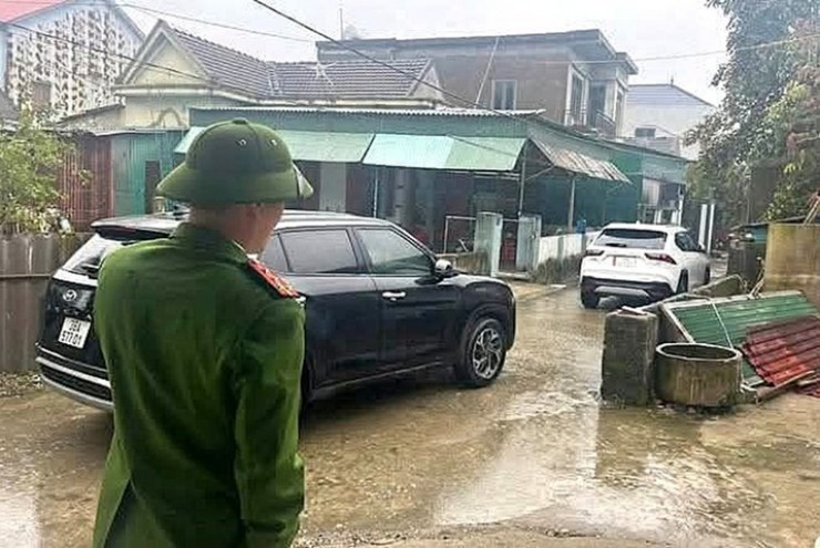 Công an làm việc với tài xế đỗ ô tô  ' khoá đuôi ' , còn thách thức  ' đỗ đến mai ' 