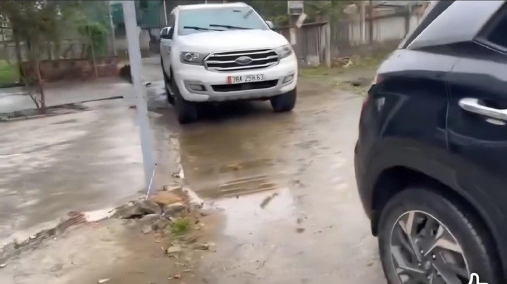 Xe ô tô màu đen bị kẹp giữa 2 chiếc ô tô. (Ảnh cắt từ clip)