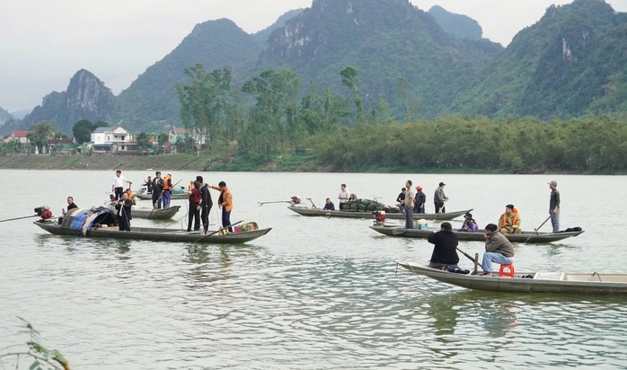 Lực lượng chức năng và người dân địa phương tích cực tìm kiếm nạn nhân mất tích