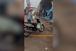 Clip: Người phụ nữ hồn nhiên vào trạm sạc xe điện đổ xăng, ai xem cũng bật cười