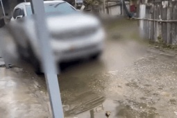 Tài xế đỗ ô tô chặn lối đi còn thách thức 'đỗ đến mai' đối diện mức phạt nào?