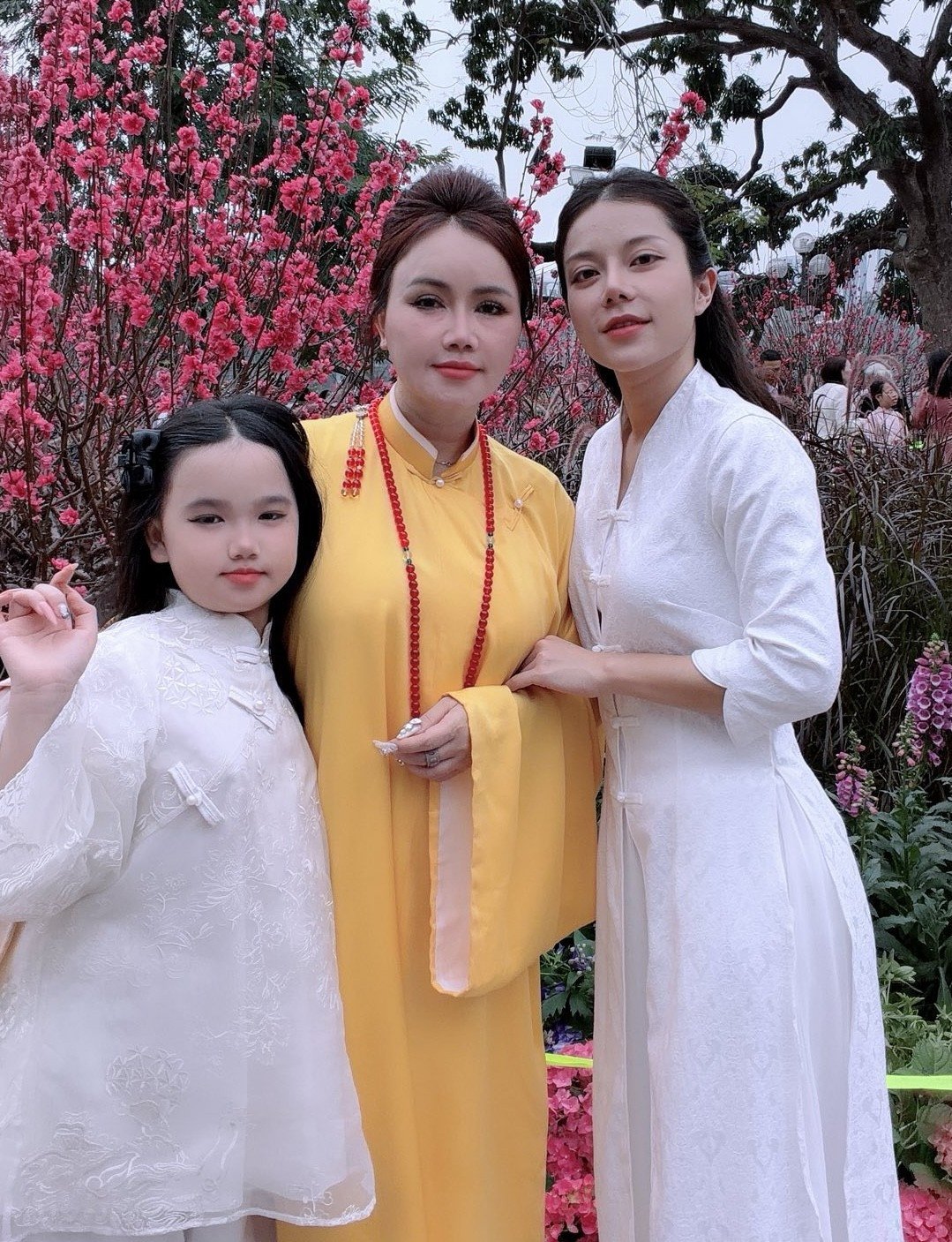 Diễn viên Hoàng Yến du xuân cùng con gái. Năm 2023, nữ diễn viên xuống tóc xuất gia gieo duyên, thường xuyên chia sẻ hình ảnh mặc pháp phục.