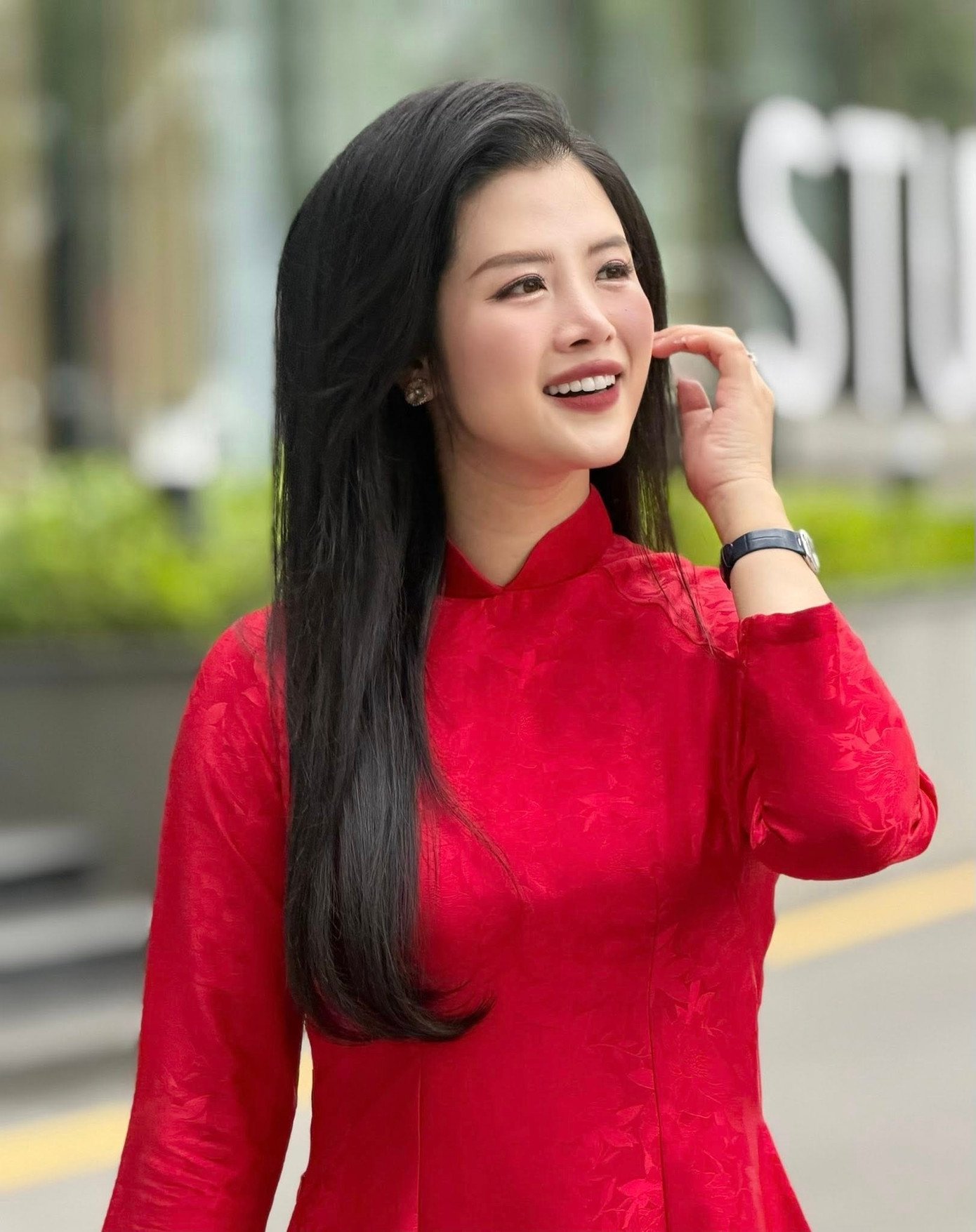 MC Hải Vân chọn áo dài đỏ rực rỡ cho mùng 2 Tết. Trên kênh TikTok có hơn 300.000 người theo dõi, Hải Vân thường chia sẻ về gu thời trang, cách phối quần áo và nhận nhiều phản hồi tích cực.