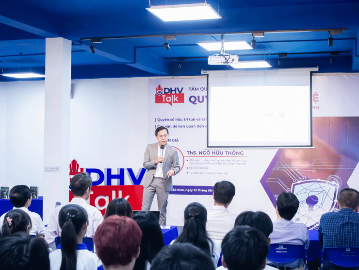 ThS. Ngô Hữu Thống chia sẻ với các bạn trẻ.