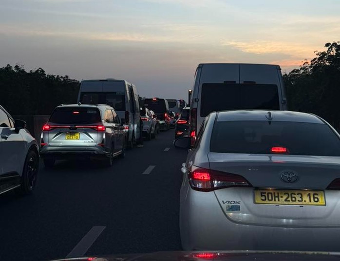 Hiện tại đường cao tốc Long Thành - TPHCM (đoạn trước cầu Long Thành - tỉnh Đồng Nai), dòng xe di chuyển chậm