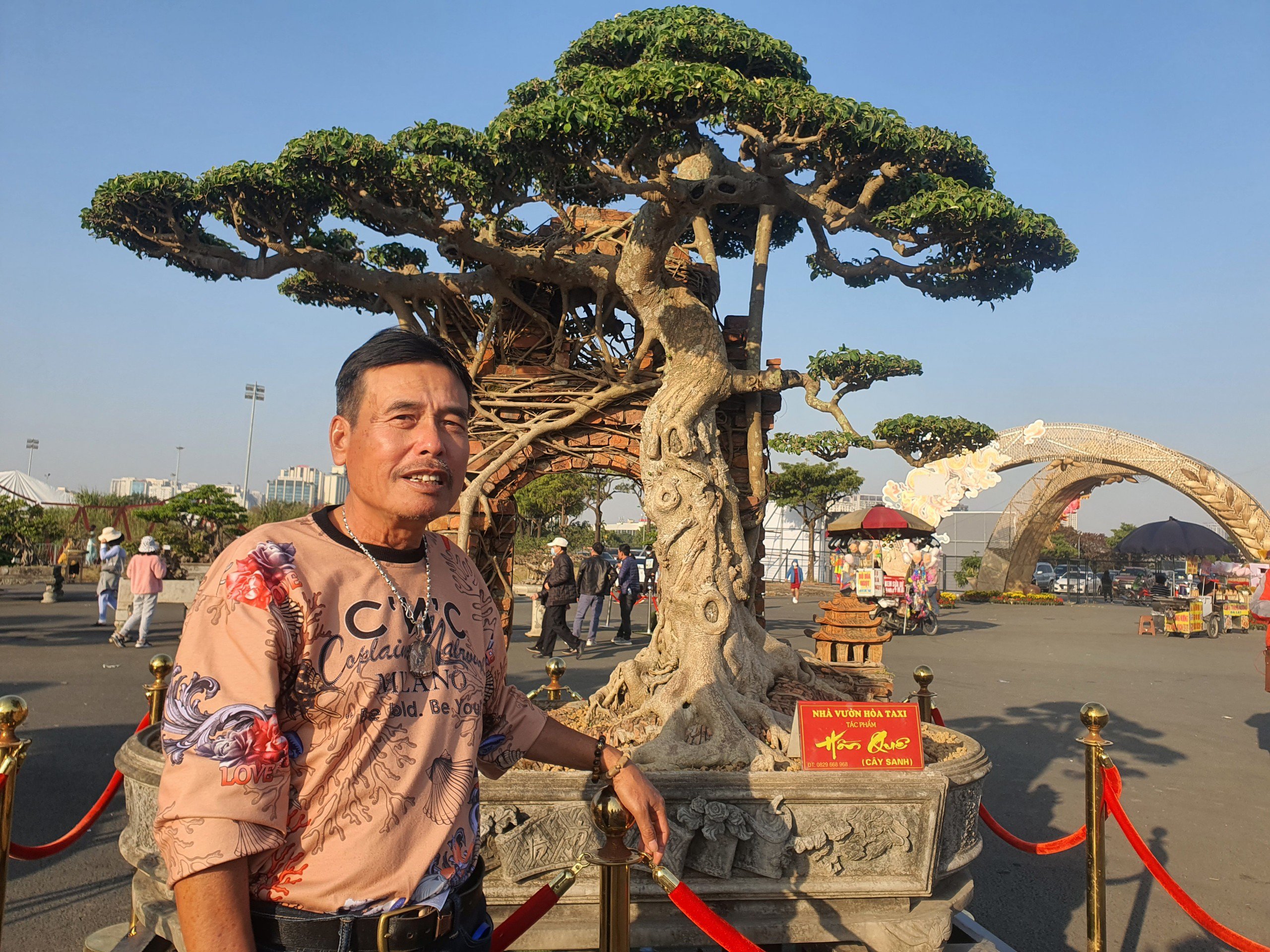 Là một nghệ nhân cây cảnh nổi tiếng tại Văn Giang (Hưng Yên), ông Lại Quang Hoà (hay còn gọi là Hoà Taxi) sở hữu tới 4 khu vườn với tổng diện tích khoảng 1.000m2 cùng vô số các loại cây cảnh nghệ thuật độc đáo và có giá trị kinh tế cao. (Ảnh: Hồng Cảnh).