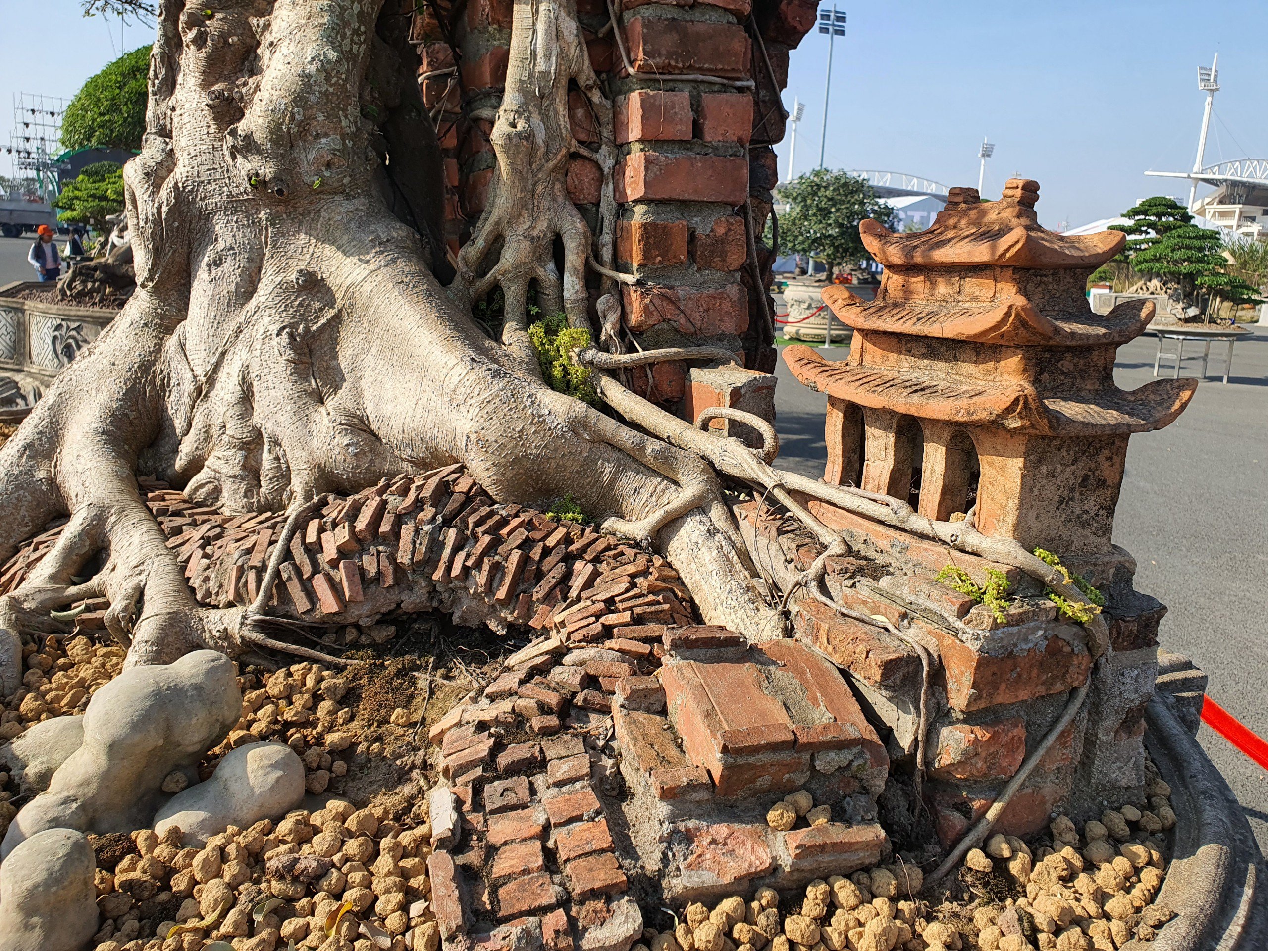 Hình tượng ngôi chùa cổ bên cạnh gốc sanh cũng được ông Hoà thêm vào rất cổ kính.&nbsp;(Ảnh: Hồng Cảnh).