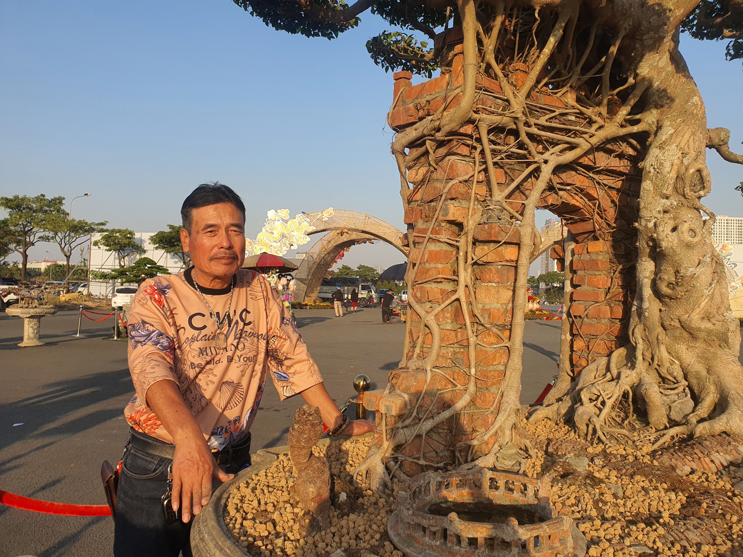 Bên cạnh là mô hình chiếc giếng làng, biểu tượng quen thuộc của làng quê vùng đồng bằng Bắc bộ ngày xưa làm tăng tính nghệ thuật.&nbsp;(Ảnh: Hồng Cảnh).