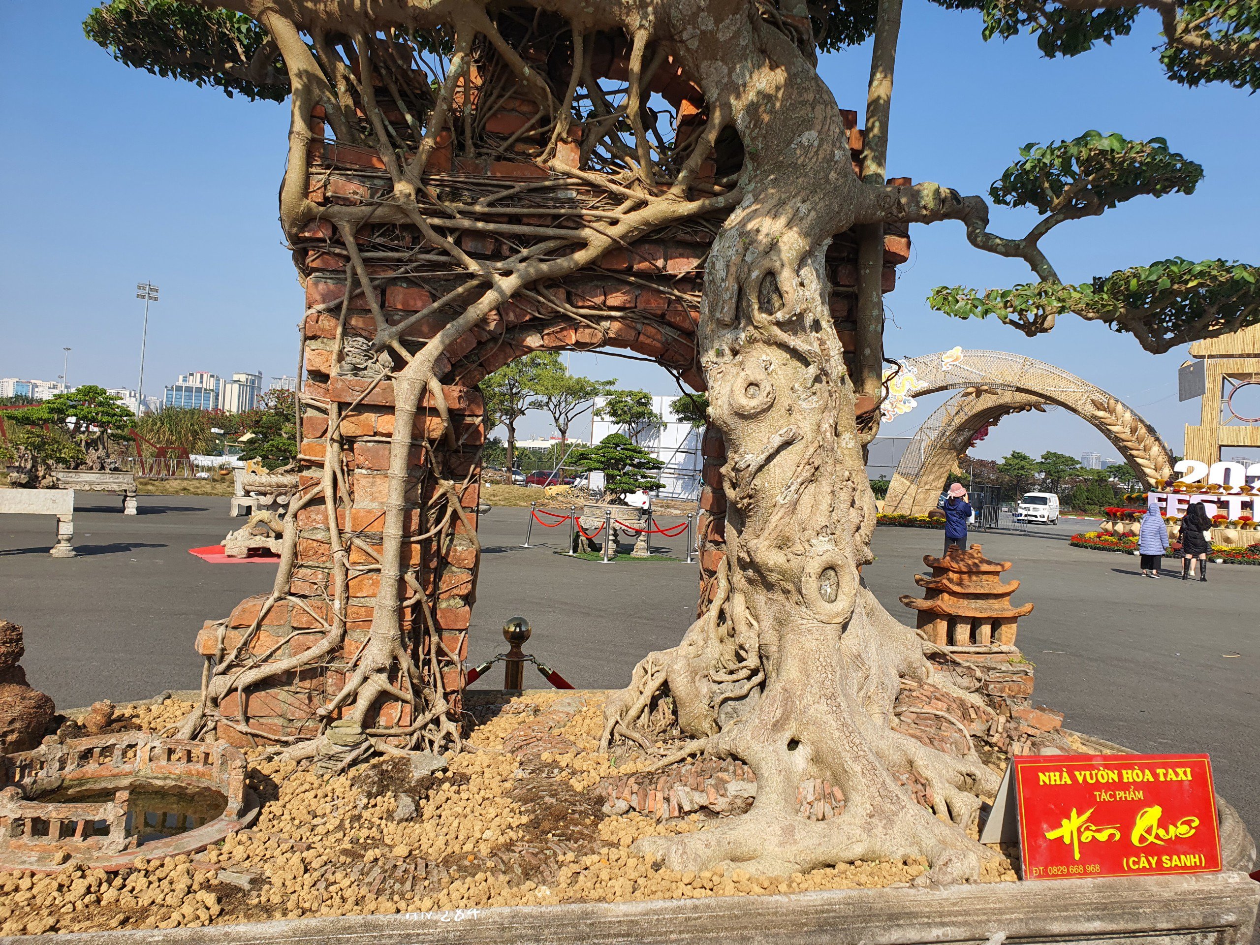 Vì vậy, ông đã tạo tác và đặt tên cho tác phẩm sanh cổ này là “Hồn quê” để giúp những người con xa quê có thể hoài niệm về thời xa xưa. Khi tác phẩm hoàn thiện, đã có rất nhiều người ngỏ ý muốn mua nhưng ông Hoà không bán.&nbsp;(Ảnh: Hồng Cảnh).