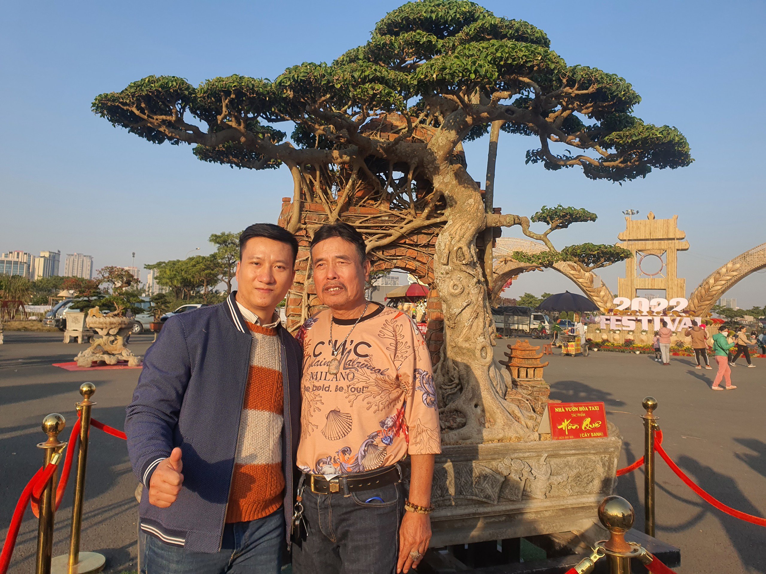 &nbsp;Trao đổi với phóng viên vào ngày đầu năm mới 2026, ông Hoà cho biết, đến hiện tại, cây sanh này vẫn là một trong những cây sanh ông yêu thích nhất trong số hơn 300 cây sanh cổ thụ trong vườn, nhiều người trả giá cao nhưng ông vẫn giữ cho riêng mình. "Năm 2021,&nbsp;từng có người trả giá 6 tỷ đồng, tương đương với 100 lượng vàng lúc bấy giờ nhưng tôi không bán. Bởi vì, đây không chỉ là một tác phẩm nghệ thuật từng làm nên tên tuổi của ông suốt hơn chục năm qua mà còn là kỷ niệm, là tâm huyết, là một phần đời sống tinh thần, không dễ gì đánh đổi” ông Hoà bộc bạch.&nbsp;(Ảnh: Hồng Cảnh).