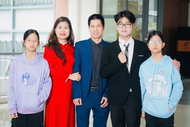 Bảo Khánh cùng bố mẹ và 2 em gái. 