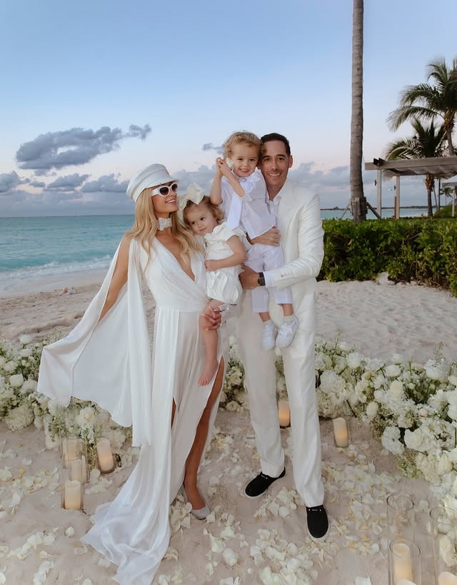 Vợ chồng Paris Hilton bên hai con trong kỳ nghỉ mừng sinh nhật.