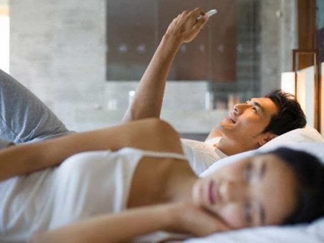 Việc dành quá nhiều thời gian cho thế giới ảo có thể làm giảm giao tiếp trực tiếp giữa vợ chồng, khiến sự thấu hiểu và gắn kết cảm xúc dần phai nhạt. Ảnh minh họa