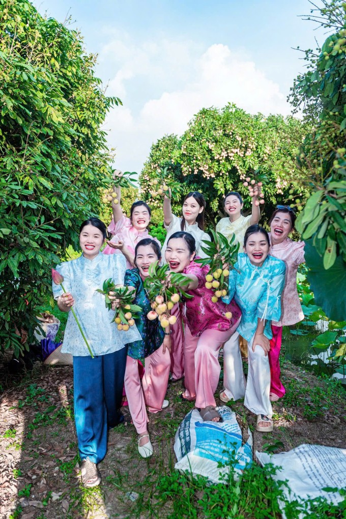 Hường (áo trắng, chính giữa) và các chị trong vườn nhãn của gia đình. Ảnh: Hoàng Hường
