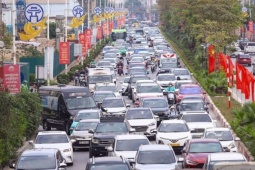 Chưa hết kỳ nghỉ Tết Bính Ngọ 2026, nhiều người đã vội trở lại Hà Nội từ mùng 5 để tránh ùn tắc