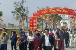 VIDEO: Hàng vạn người dân nô nức đi lễ đền ông Hoàng Mười cầu an đầu năm