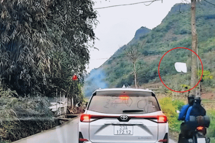 Dù lượn động cơ va trúng ôtô trên quốc lộ