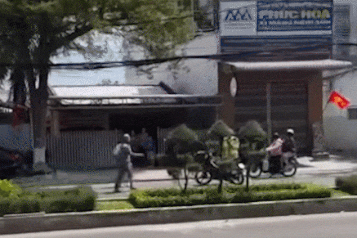 Bị dừng kiểm tra nồng độ cồn, nam thanh niên đốt xe máy giữa đường