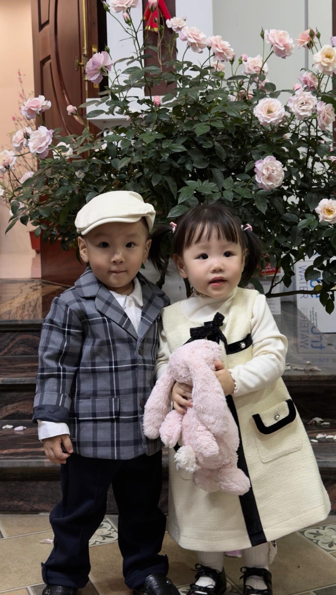 Hai con Phương Oanh dịp Tết Bính Ngọ.