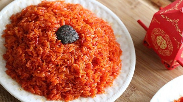 Xôi gấc luôn là sự lựa chọn ưu tiên trong mâm cơm ngày Tết.