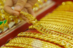 Chốt giá vàng hôm nay ngày 22/2 tăng rất mạnh, người mua vẫn lỗ đậm