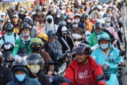 Trở lại TPHCM sau Tết, dòng người kẹt cứng 2km ở phà Cát Lái