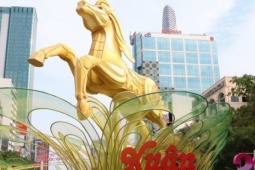 Đường hoa Nguyễn Huệ giữ lại hai đại cảnh thêm một tháng