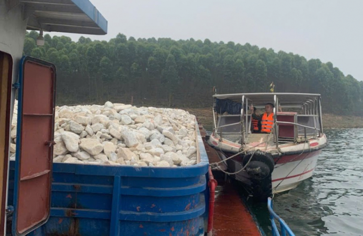 Cận cảnh tàu chở đá YB - 0919H trong vụ tai nạn. Ảnh: CHH&amp;ĐTVN.