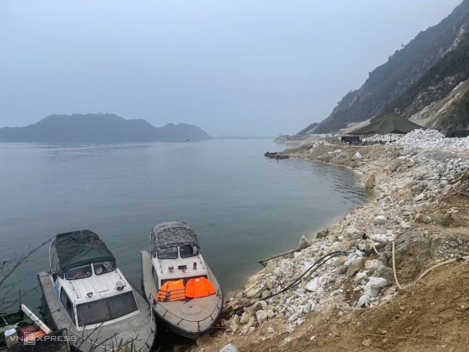 Lực lượng chức năng huy động nhiều tàu thuyền tìm kiếm nạn nhân mất tích. Ảnh: Việt An