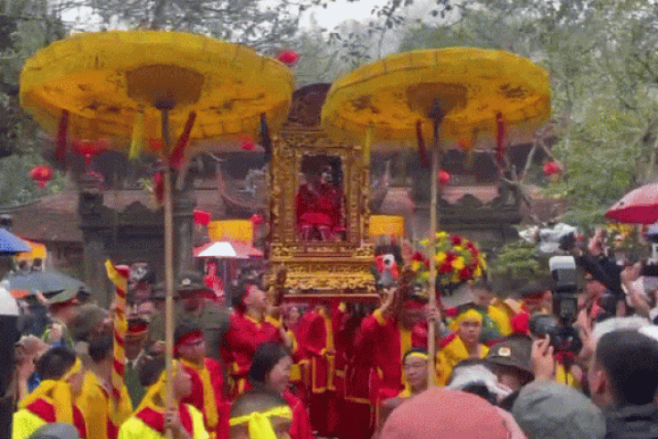 Gia đình làm 50 mâm cỗ mừng con gái 9 tuổi làm nữ tướng ở hội Gióng