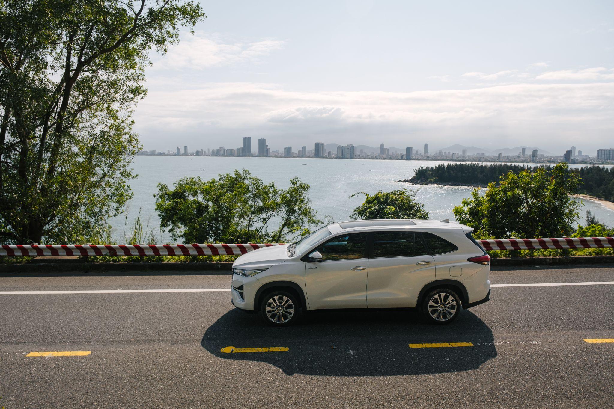 Innova Cross HEV giảm giá bán, chỉ còn từ 960 triệu đồng.