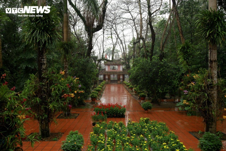 Chùa có khuôn viên rộng khoảng 2.500m2, xung quanh có tường thành bao bọc, bốn phía có trổ cửa ra vào. Cổng chính xây dạng tam quan lâu, nhìn ra phía sông Đông Ba, bên dưới có 3 cửa, bên trên có tầng lầu trong đó thờ Hộ pháp. Bên trong cổng, hai bên tả hữu có nhà chuông và nhà bia; chuông đúc và bia khắc từ thời vua Thiệu Trị (bài văn bia do chính vua ngự chế).