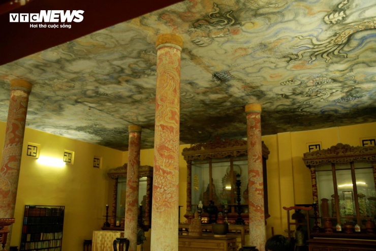 Qua khỏi cổng chính là khoảng sân rộng lát gạch Bát Tràng nối dài đến điện Đại Hùng. Sau điện Đại Hùng phía bên trái có nhà khách, phòng học; bên phải là nhà ở, nhà bếp và nhà kho. Trong điện Đại Hùng, ngoài thờ Phật còn thờ Quan Thánh, bài vị vua Thiệu Trị và các công chúa.