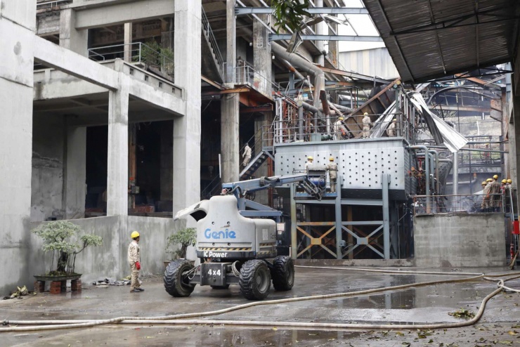 Tập trung khắc phục sự cố&nbsp;vụ nổ tại nhà máy Khu liên hợp sản xuất phốt pho vàng của Công ty TNHH Phốt pho vàng Việt Nam trong khu công nghiệp Tằng Loỏng, xã Tằng Loỏng, tỉnh Lào Cai. Ảnh: Đinh Đại.