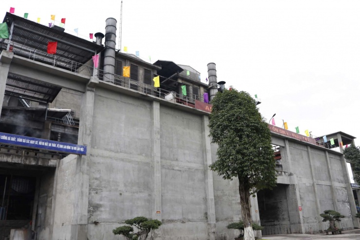 Chủ tịch UBND tỉnh yêu cầu tập trung mọi nguồn lực khẩn trương khắc phục hậu quả vụ nổ, đảm bảo an toàn tuyệt đối trong khu vực sản xuất. Ảnh: Đinh Đại.