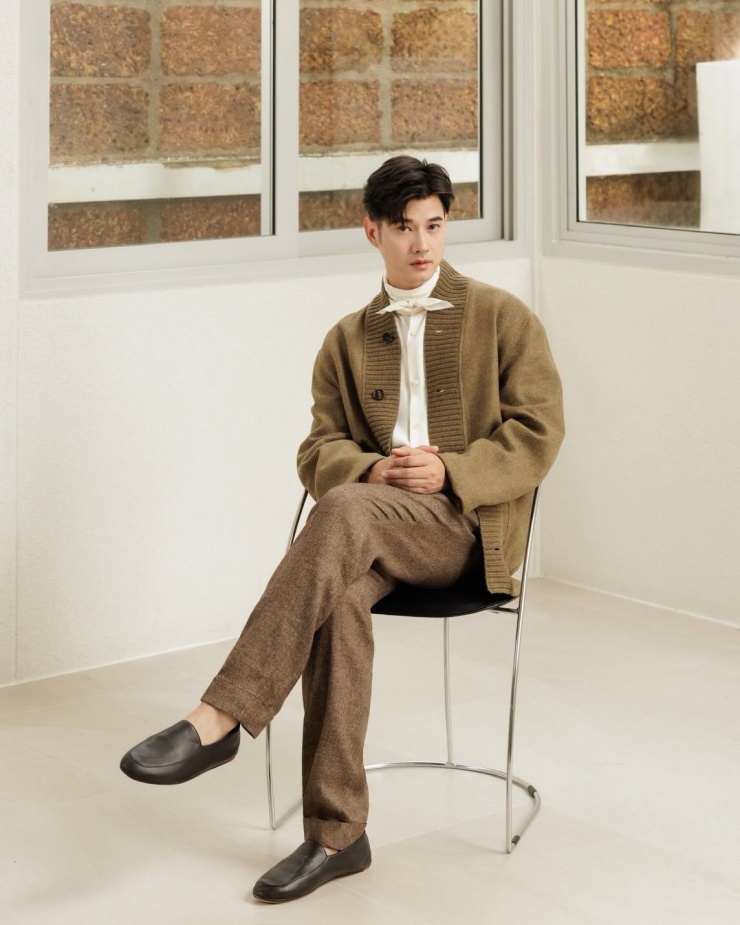 Tài tử lăng xê phong cách quý ông Italy với mốt thắt nơ. Toàn bộ trang phục, phụ kiện của nhà mốt Loro Piana.