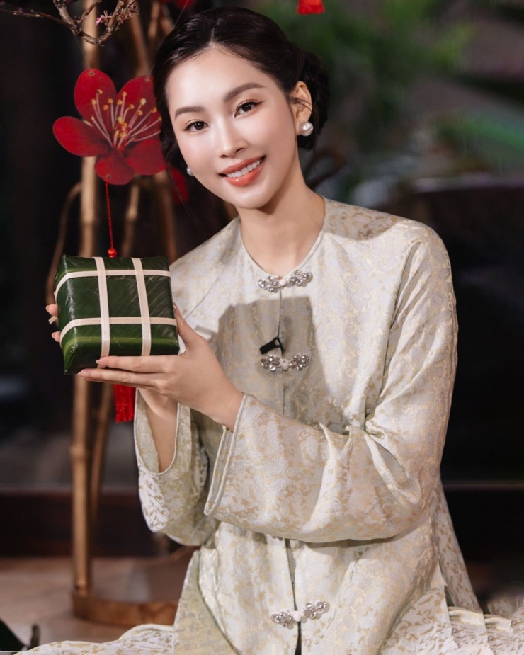 Bộ cánh được cô phối cùng hoa tai ngọc trai tạo vẻ đài các. Nhiều khán giả khen sắc vóc của Hoa hậu Việt Nam 2012 khi diện bộ đồ cách tân từ trang phục truyền thống của phụ nữ Nam Bộ.