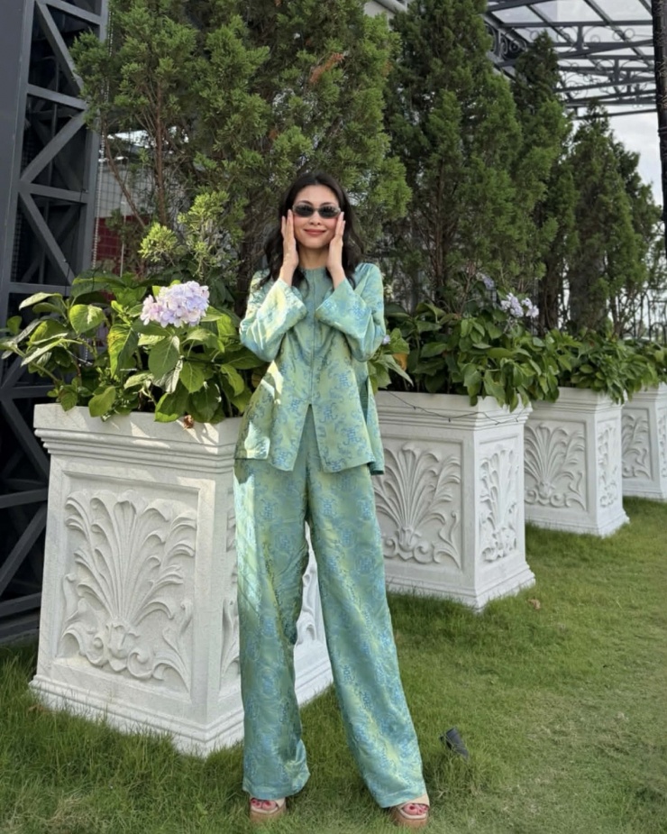 'Ngọc nữ màn ảnh' diện thiết kế tông xanh ngọc lam, phối cùng mắt kính retro theo phong cách cổ điển mà cô ưa chuộng.