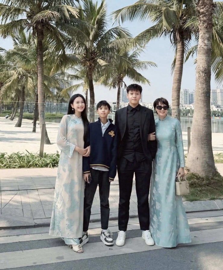 Diện áo dài tông xanh nhã nhặn, mẹ vợ Đoàn Văn Hậu ghi điểm với thần thái sang trọng, gương mặt trẻ trung và vóc dáng thon gọn. Nhiều người bất ngờ khi đứng cạnh cô con gái từng lọt Top 10 Hoa hậu Việt Nam, mẹ Doãn Hải My vẫn nổi bật với khí chất riêng, thậm chí được nhận xét là "hai chị em cũng tin được".