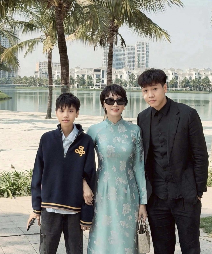 Chung khung hình cùng 2 quý tử, mẹ Doãn Hải My khoe sự trẻ trung. Hai em trai của Doãn Hải My cũng gây chú ý với chiều cao nổi bật và phong thái chững chạc. Dễ thấy gia đình người đẹp Hà thành sở hữu nền tảng ngoại hình đồng đều, từ vóc dáng đến thần thái.