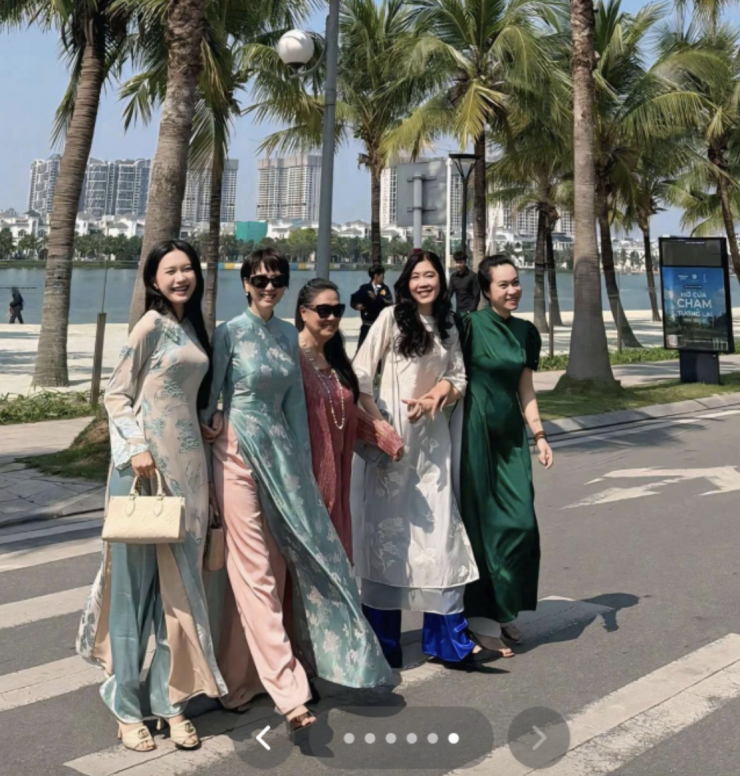 Bà Mai Đoàn xuất hiện trong tà áo dài xanh ngọc dịu dàng, mái tóc ngắn "thương hiệu" và gương mặt gần như không thấy dấu hiệu tuổi tác. Lâu nay vẫn có nhiều bình luận cho rằng Top 10 Hoa hậu Việt Nam 2020 - Doãn Hải My thừa hưởng trọn vẹn nét đẹp từ mẹ.