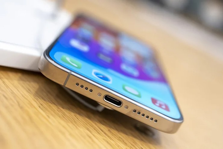 Vai trò thầm lặng của chấm đen tí hon trên lưng iPhone - 2