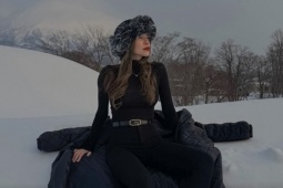 Ảnh sao 24/2: Hồ Ngọc Hà khoe dáng nuột nà dưới chân núi tuyết Nhật Bản