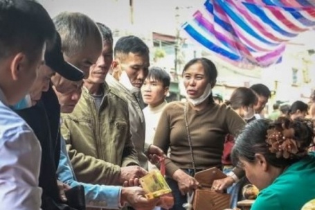 Món ‘đỏ’ đầu năm hút khách tại chợ Viềng Ninh Bình, chưa kịp mua đã 'cháy hàng'