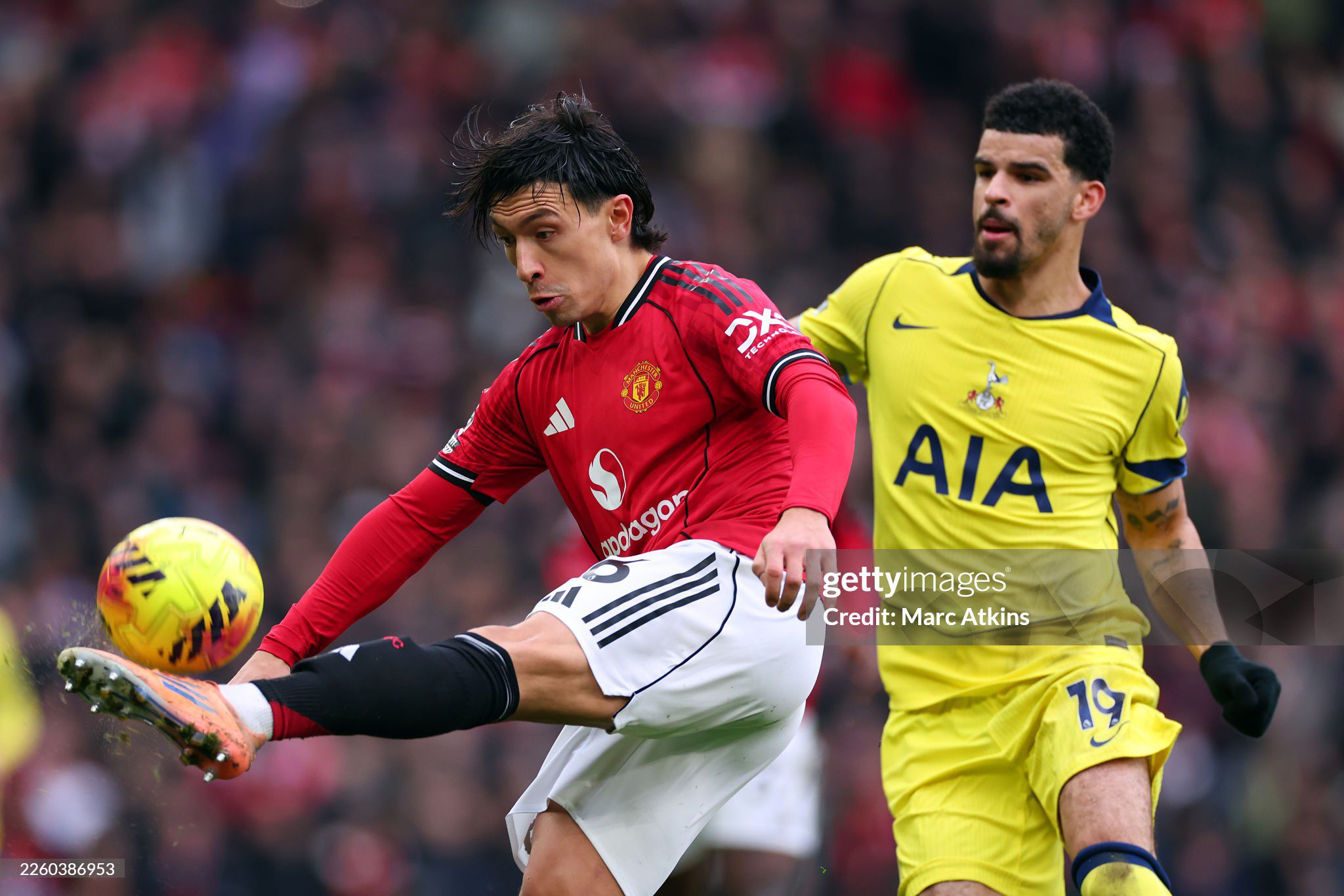 Lisandro Martinez (áo đỏ) dính chấn thương trước trận