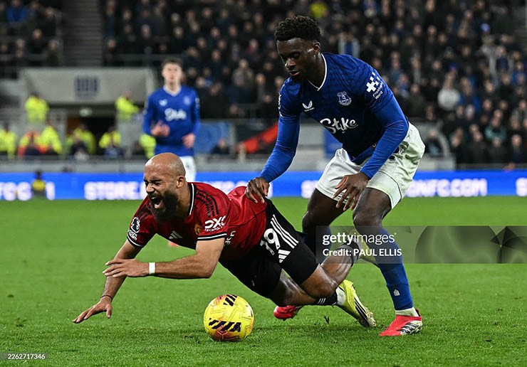 Mbeumo (áo đỏ) dính chấn thương