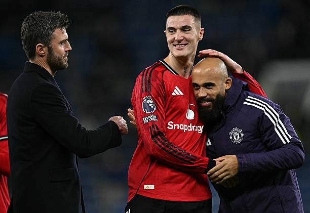 Sesko (giữa) giúp MU củng cố vị trí thứ 4