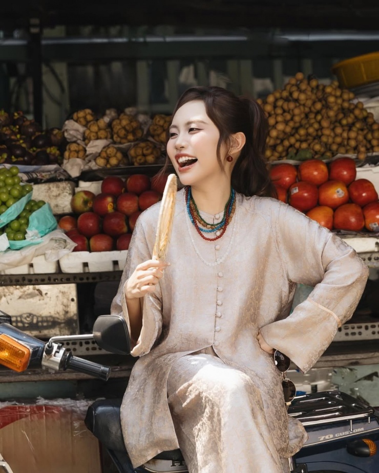 Phương Mỹ Chi trong bộ áo lụa màu champagne, phối dây chuyền nhiều lớp và cặp kính hippie.