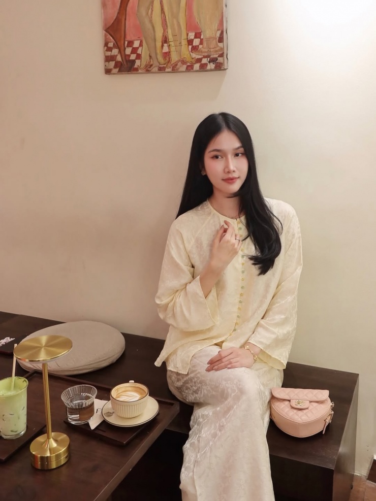 Thiết kế màu vàng bơ được Á hậu Phương Anh kết hợp túi Chanel hồng pastel.