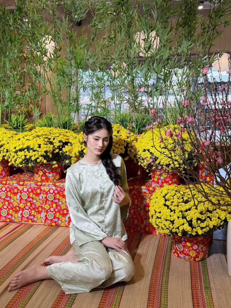 Hoa hậu Ý Nhi khoe vẻ dịu dàng với áo xanh bạc hà.